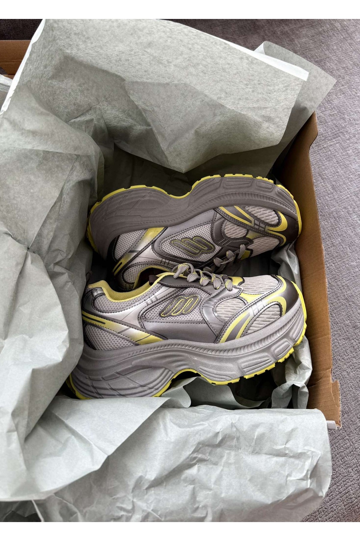 Sneakers Essentials / Gray&Bananna