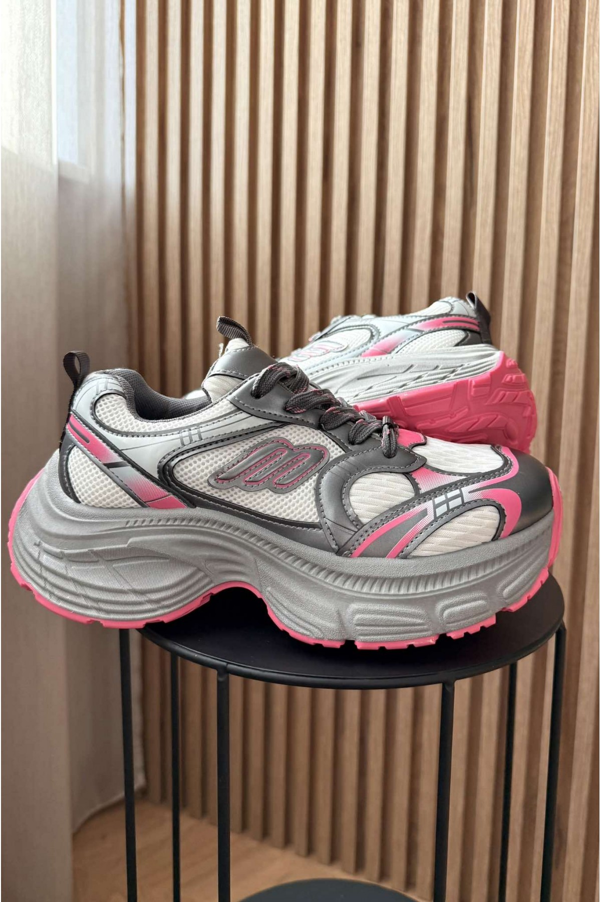 Sneakers Essentials / Gray&Berry