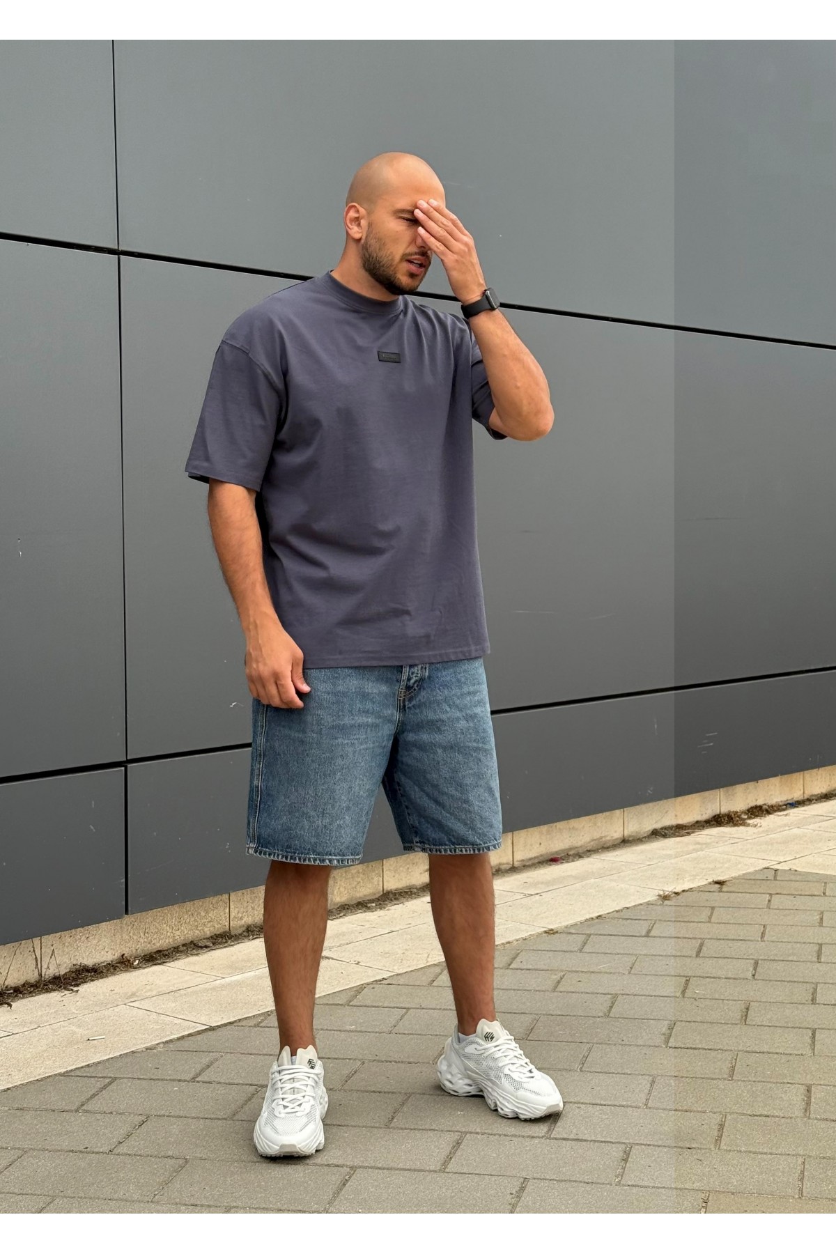 The Basic t-shirt / Graphite