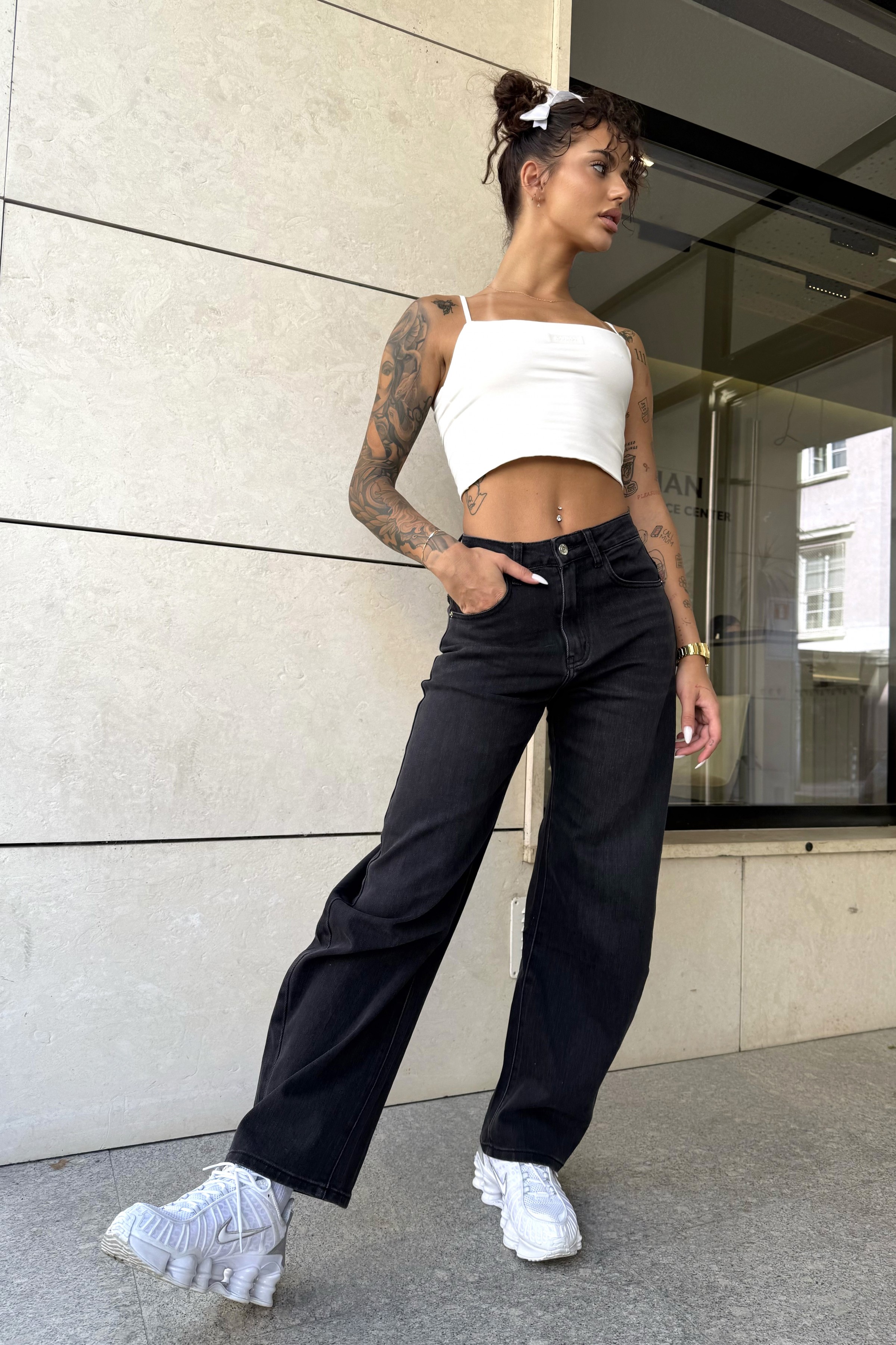 широки дънки и кроп-топ